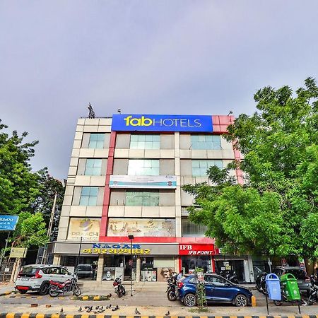 Leo Hotel Ахмедабад Экстерьер фото