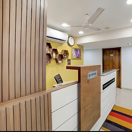 Leo Hotel Ахмедабад Экстерьер фото