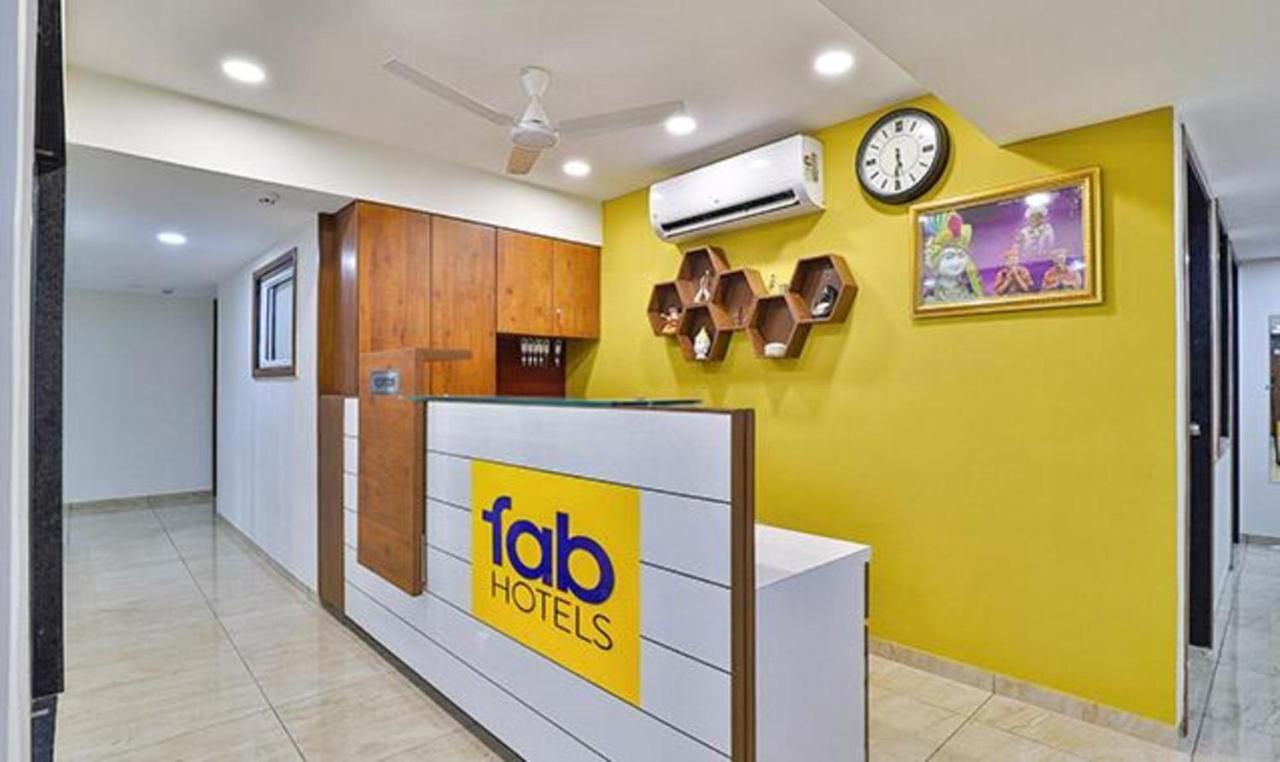 Leo Hotel Ахмедабад Экстерьер фото