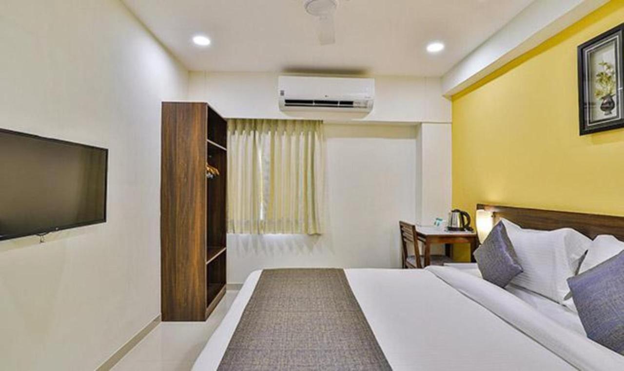 Leo Hotel Ахмедабад Экстерьер фото