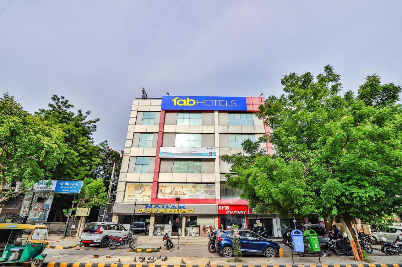 Leo Hotel Ахмедабад Экстерьер фото