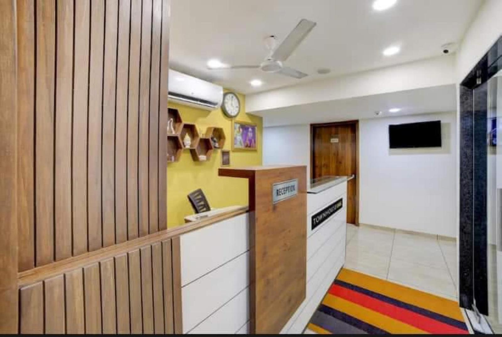 Leo Hotel Ахмедабад Экстерьер фото