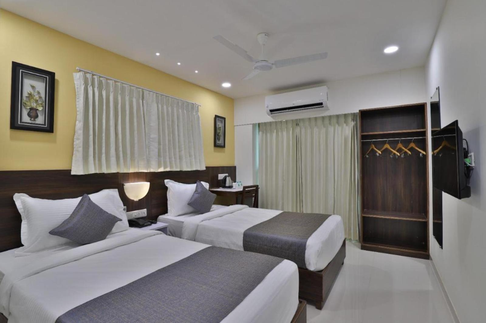Leo Hotel Ахмедабад Экстерьер фото